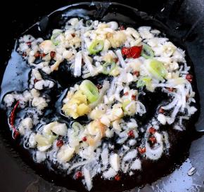 锅中倒入底油加热放入花椒八角炸香再放入葱姜蒜爆香