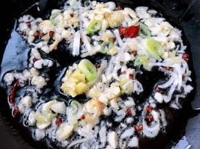 锅中倒入底油加热放入花椒八角炸香再放入葱姜蒜爆香