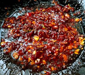 放入郫县豆瓣酱、糖、一品鲜酱油、蚝油炒匀出红油
