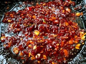 放入郫县豆瓣酱、糖、一品鲜酱油、蚝油炒匀出红油