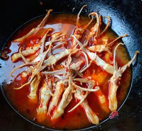 添加适量清水大火炖起来