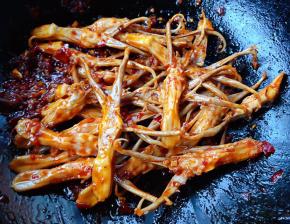 炒至鸭舌均匀的裹上料汁