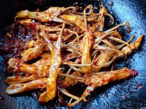 炒至鸭舌均匀的裹上料汁