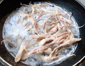 锅中烧开水放入鸭舌同时倒入料酒焯水去除杂质去腥