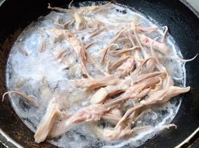 锅中烧开水放入鸭舌同时倒入料酒焯水去除杂质去腥