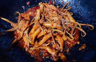 炖至汤汁快干时放入盐和味精调味提鲜即可出锅享用