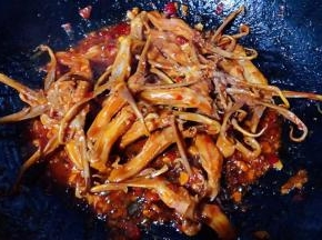 炖至汤汁快干时放入盐和味精调味提鲜即可出锅享用