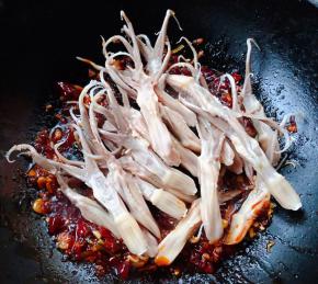 放入鸭舌大火快速翻炒