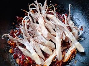 放入鸭舌大火快速翻炒