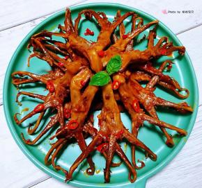 香辣可口的鸭舌装入盘中