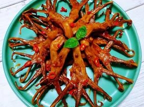 香辣可口的鸭舌装入盘中