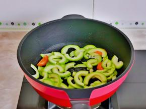 领起油锅，加入蒜炒香，倒入胡萝卜，西葫芦翻炒。