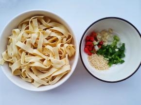 千张切丝，葱、蒜、小米椒切碎。