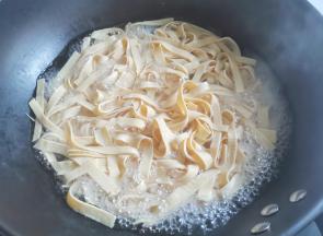 千张焯水1分钟去豆腥味捞出过凉，