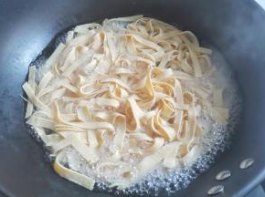 千张焯水1分钟去豆腥味捞出过凉，