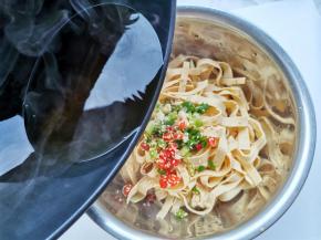 淋入一大勺热油，