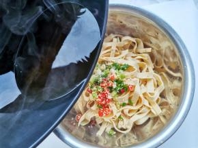淋入一大勺热油，