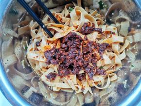 一勺辣椒酱，滴几滴香油，