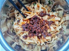 一勺辣椒酱，滴几滴香油，