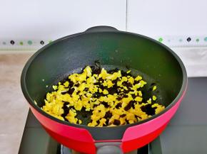 加入切碎的木耳翻炒。