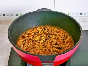 淋上淀粉水，烧至浓稠即可关火。