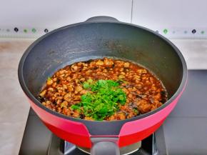 加入切好的香菜，借助余温烫熟即可。