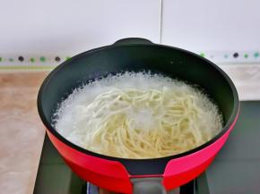 锅中加水烧开下面，煮熟捞出过冷水。