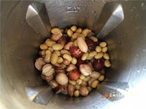 全部放入迷你豆浆机Uringo中