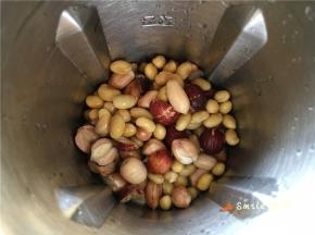 全部放入迷你豆浆机Uringo中