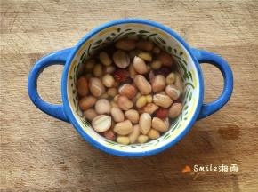 将黄豆、花生、莲子浸泡6小时