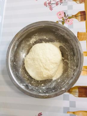 面粉中加入发酵粉，无铝泡打粉，盐混合均匀，放入适量的温水揉成偏软的面团！