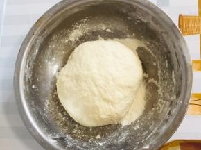 面粉中加入发酵粉，无铝泡打粉，盐混合均匀，放入适量的温水揉成偏软的面团！