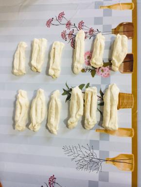 依次做好所有的油条生胚！