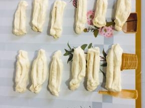 依次做好所有的油条生胚！