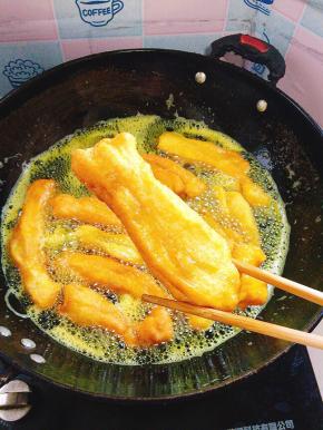 炸至油条金黄酥脆就可以捞出控油啦！