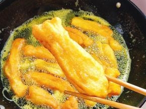 炸至油条金黄酥脆就可以捞出控油啦！