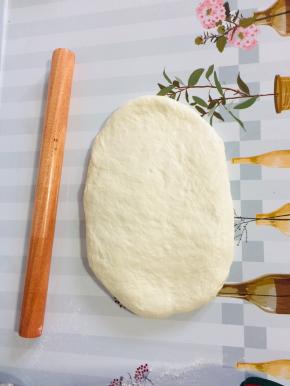 手沾点油，把发酵好的面团揉搓均匀排气，再用擀面杖擀成薄片！
