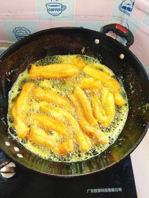 油温七成热放入油条生胚开中火慢炸，边炸边翻动，让油条均匀受热！