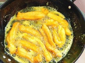 油温七成热放入油条生胚开中火慢炸，边炸边翻动，让油条均匀受热！