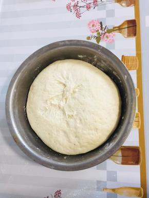 室温发酵至两倍大！（也可以晚上和面，放在冰箱冷藏发酵一晚，早上起来直接炸油条！）