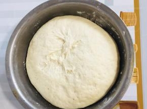 室温发酵至两倍大！（也可以晚上和面，放在冰箱冷藏发酵一晚，早上起来直接炸油条！）