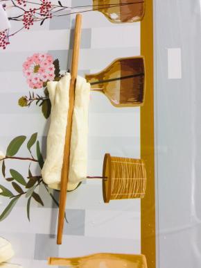 取两个长条叠放在一起，筷子蘸油在中间按压一下！