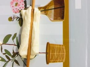 取两个长条叠放在一起，筷子蘸油在中间按压一下！