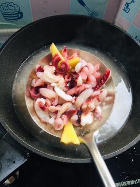 水烧开，放入料酒和生姜，再放入鱿鱼须焯水1分钟左右！捞出沥干水份备用！