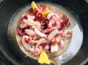 水烧开，放入料酒和生姜，再放入鱿鱼须焯水1分钟左右！捞出沥干水份备用！