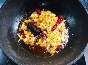 起锅烧油放入生姜，花椒，蒜瓣，干辣椒，爆香，再放入火锅底料炒出红油！