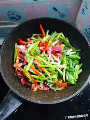 放入青红辣椒和葱段翻炒均匀！