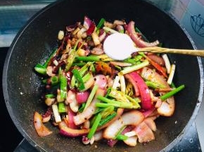 放入少许盐调味！