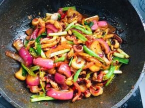 起锅前放入适量的太太乐鲜鸡汁翻炒均匀即可！