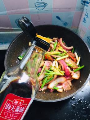 放入生抽翻炒均匀！